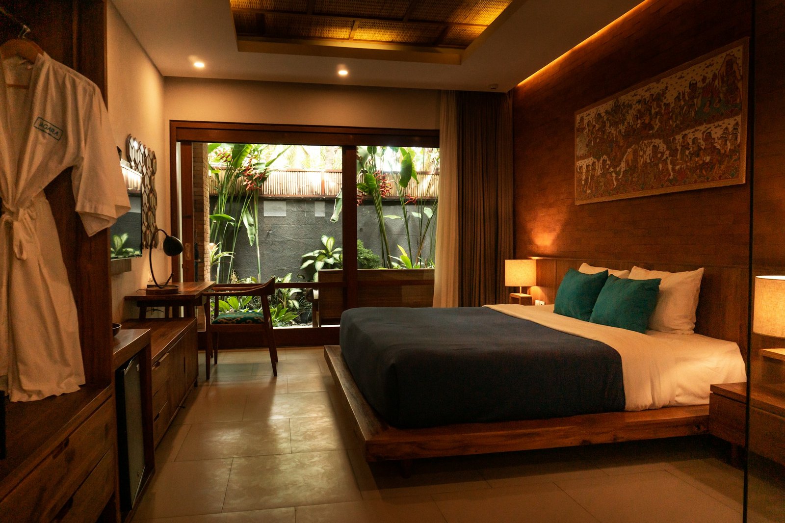 Bedroom opening onto a green garden